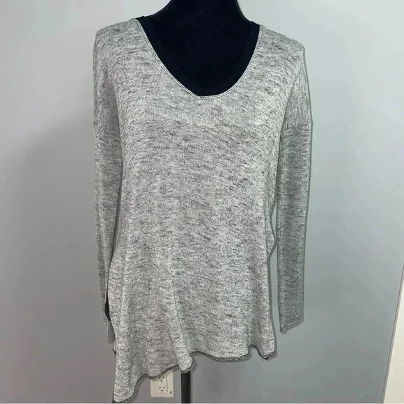 Aritzia - Wilfred Sherbrooke V-Neck  Side Slit Top - Picture 4 of 7